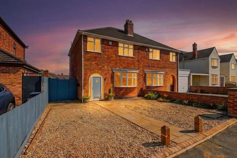 3 bed property, in Herricks Avenue, £319,950