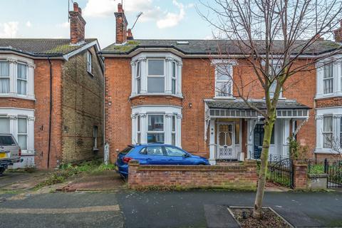 5 bed property, in The Avenue, £575,000