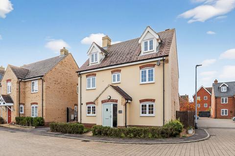 5 bed property, in Woodpecker Gardens, £500,000