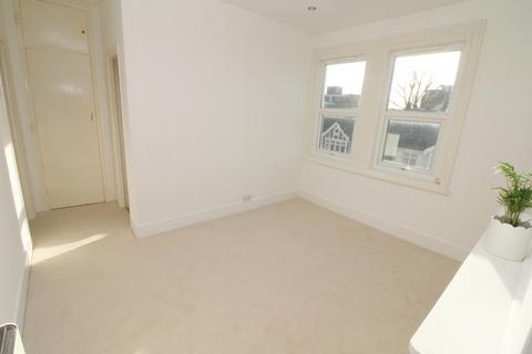 1 bed property, in Lorna Road, £240,000