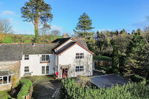 5 bed property, in Avonwick, £695,000