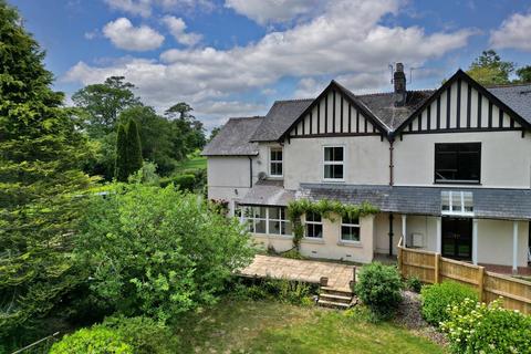 5 bed property, in Avonwick, £695,000