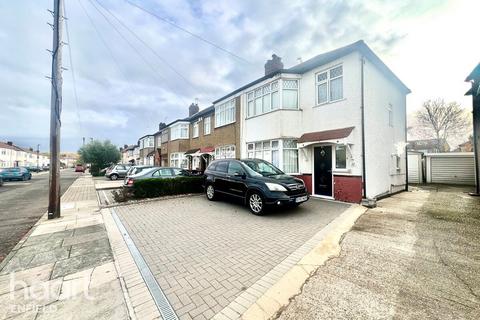 3 bed property, in Carisbrook Close, £550,000