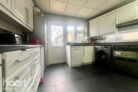 3 bed property, in Carisbrook Close, £550,000
