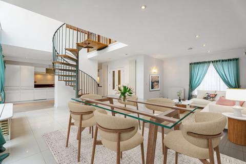 4 bed property, in The Chase, £650,000