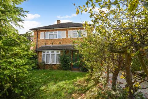 3 bed property, in Pipers Close, £585,000