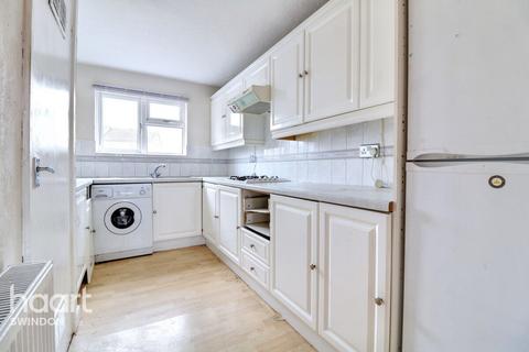 1 bed property, in Beaulieu Close, £90,000
