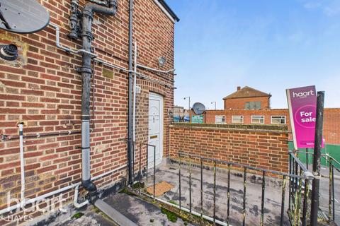 1 bed property, in Coldharbour Lane, £165,000