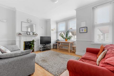 2 bed property, in Essex Road, £350,000