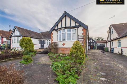 2 bed property, in Ladbrooke Drive, £675,000