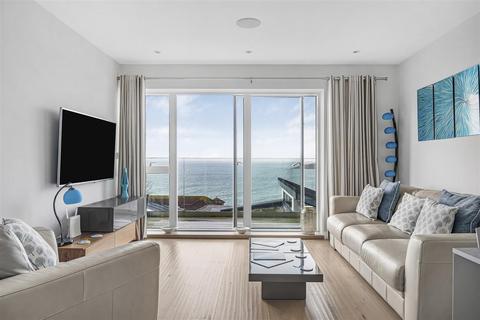 2 bed property, in Pentire Avenue, £525,000