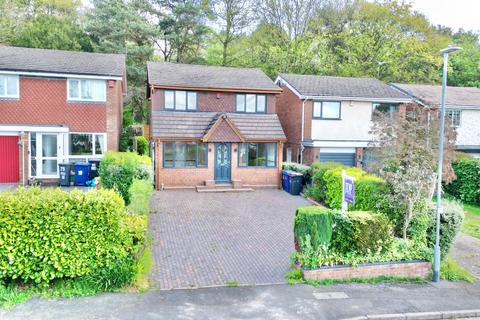 4 bed property, in Hillwood Road, £300,000