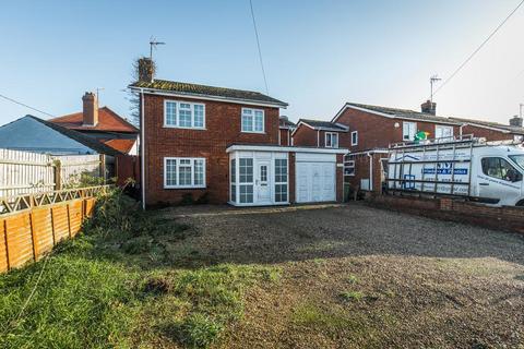 4 bed property, in Ringers Lane, £260,000