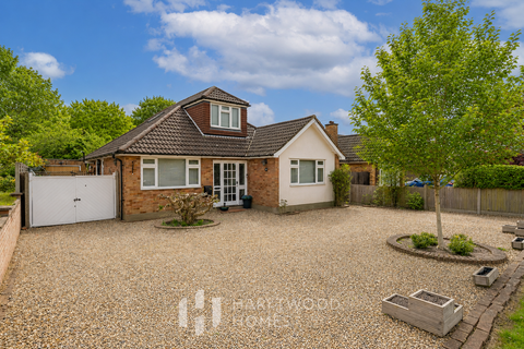 5 bed property, in Bucknalls Drive, £760,000