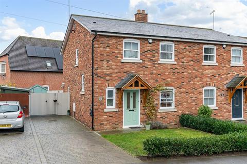 3 bed property, in New Road, £595,000