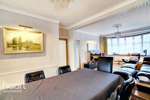 3 bed property, in Chase Road, £725,000