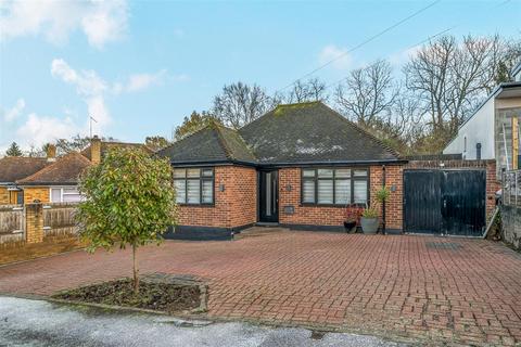 2 bed property, in Barnes Rise, £600,000