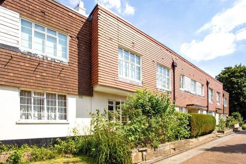 3 bed property, in Crown Lane Gardens, £500,000