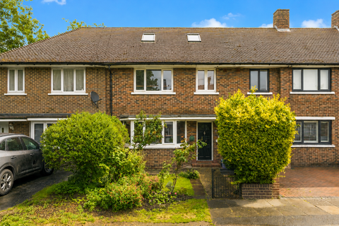 4 bed property, in Maple Close, £600,000