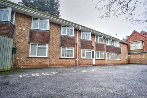 1 bed property, in Bath Road, £130,000