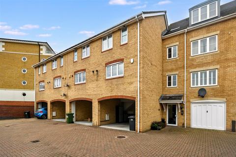 3 bed property, in Phoenix Drive, £350,000