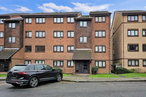 1 bed property, in Wicket Road, £210,000