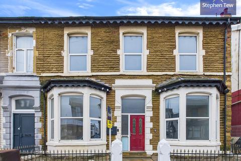5 bed property, in Wellington Road, £110,000