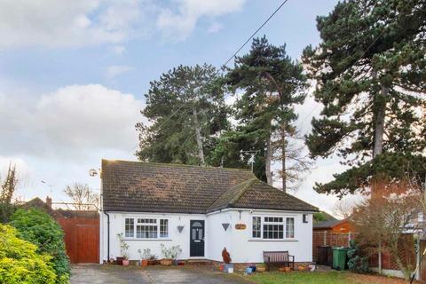 4 bed property, in Fawkham Avenue, £750,000