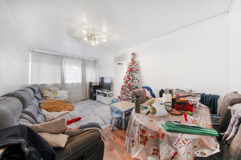 1 bed property, in Fleet Road, £425,000