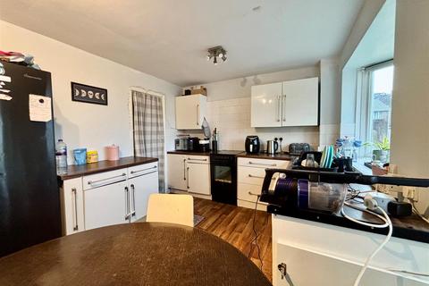 2 bed property, in Fernilee Close, £200,000