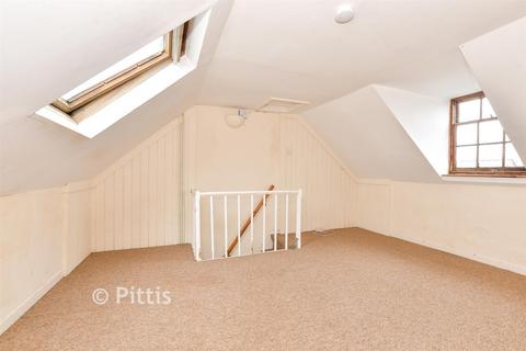 2 bed property, in Princes Street, £165,000