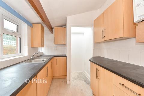 2 bed property, in Princes Street, £165,000