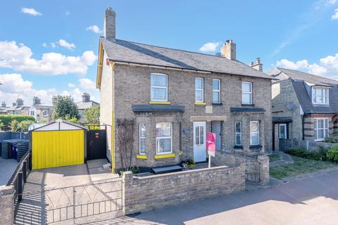 3 bed property, in Melbourn Road, £400,000