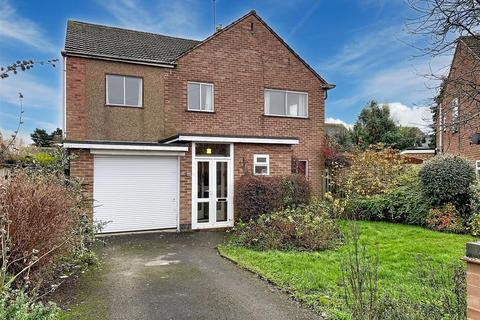 4 bed property, in Queens Close, £520,000