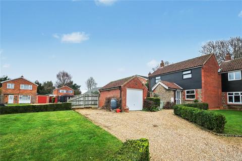 4 bed property, in Kensington Close, £450,000