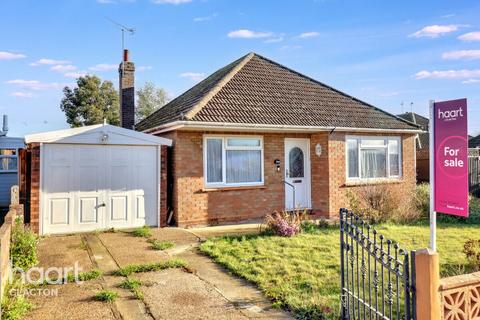 2 bed property, in Tudor Green, £260,000