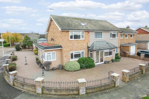 4 bed property, in Plantation Road, £900,000