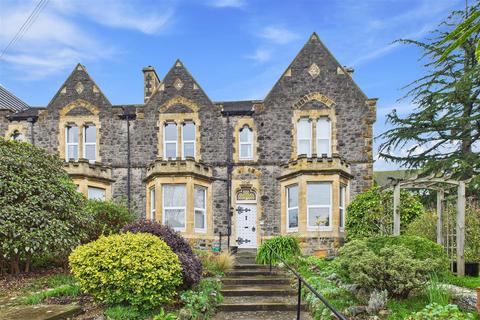 1 bed property, in Charming Victorian apartment in Mid Clevedon, £195,000