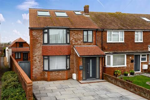 4 bed property, in Brougham Road, £750,000
