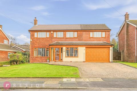 5 bed property, in CAMBERLEY DRIVE, £550,000