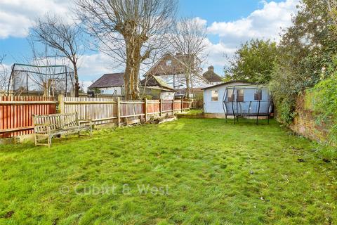 3 bed property, in Ladies Mile Road, £550,000