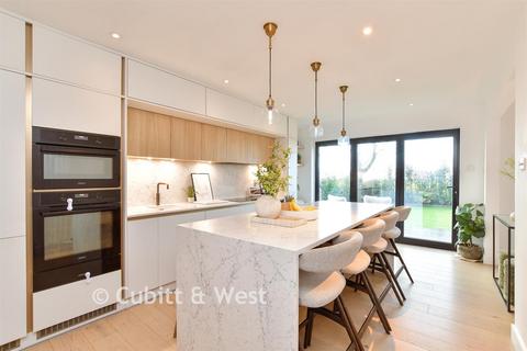 2 bed property, in Warren Close, £695,000
