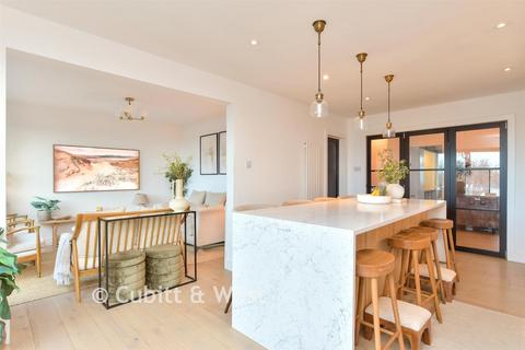 2 bed property, in Warren Close, £695,000