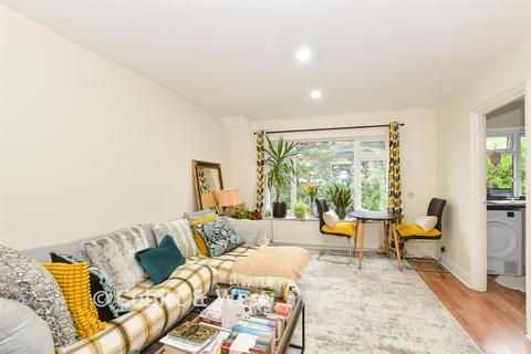 2 bed property, in Croydon Road, £260,000