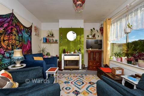 2 bed property, in Lower Road, £180,000