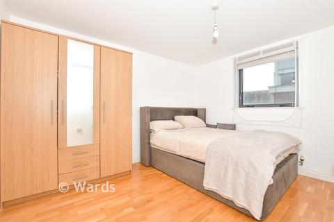 1 bed property, in Clifford Way, £150,000
