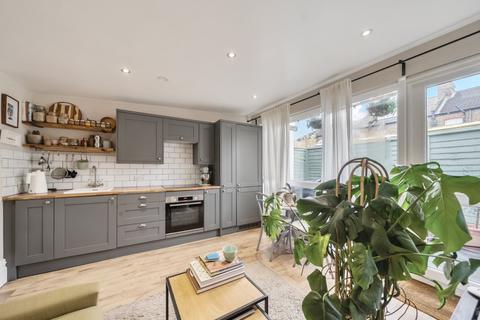 1 bed property, in Bridges Road Mews, £220,000
