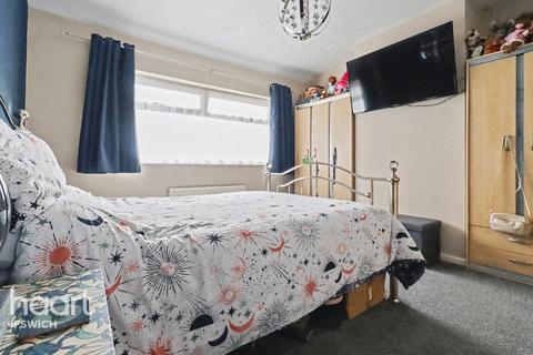 3 bed property, in Primrose Hill, £220,000