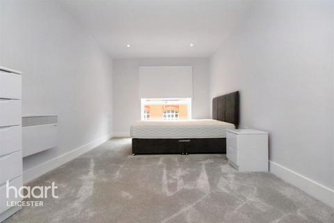2 bed property, in Chatham Street, £200,000