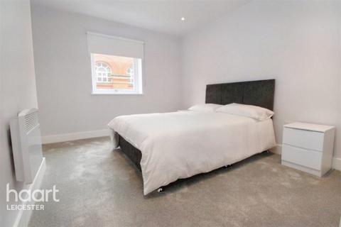 2 bed property, in Chatham Street, £200,000